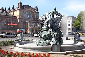 Schwerin Bahnhof mit Brunnen "Rettung aus Seenot"