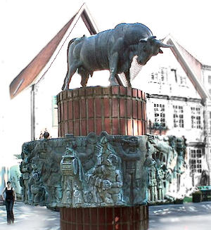 ausdrucksvoll beunruhigender Brunnen am beruihigenden Schlachtermarkt in Schwerin
