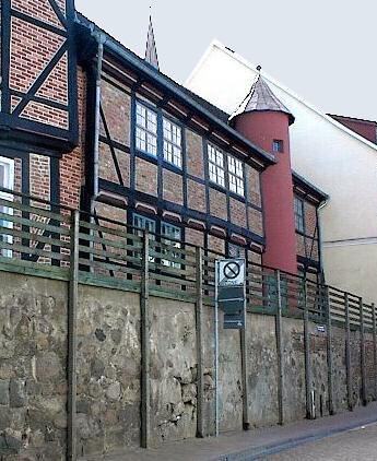 Ein Rest der mittelalterlichen Stadtbefestigung ist in der Burgstraßße vermauert.