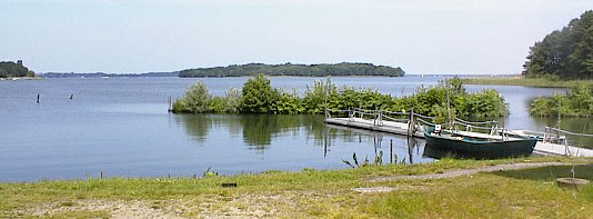 Vor der südöstlichen Uferzone des Schweriner Sees scheint die Insel Kaninchenwerder greifbar nahe.